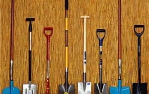 Toutes sortes de pelles dans la grange