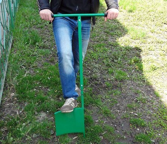 Pelle du moine Gennady au travail