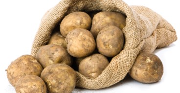 Pommes de terre dans un sac de chiffon