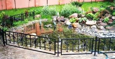 Comment faire et installer une clôture métallique sur un parterre de fleurs