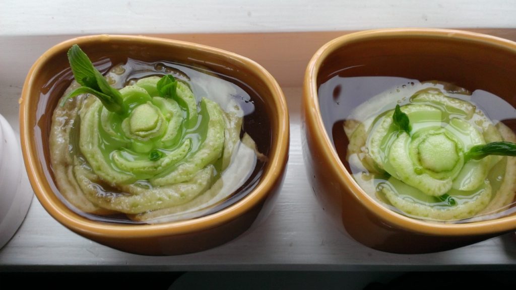 Cultiver le bok choy dans des contenants d'eau