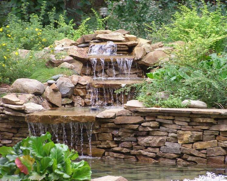 Le toboggan alpin avec une cascade est particulièrement pittoresque